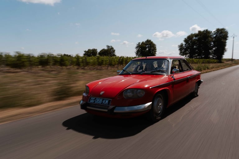 Arrivés dans une voiture rouge au château des landes