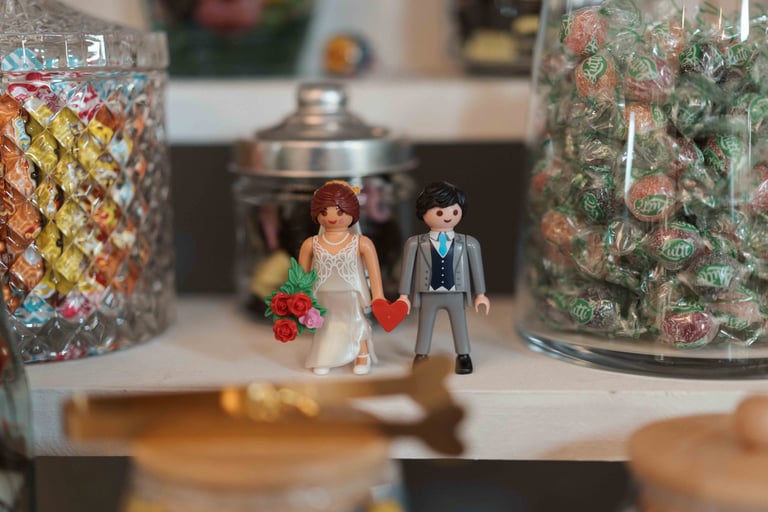 Des figurines Playmobil de marié lors d'une réception de mariage.