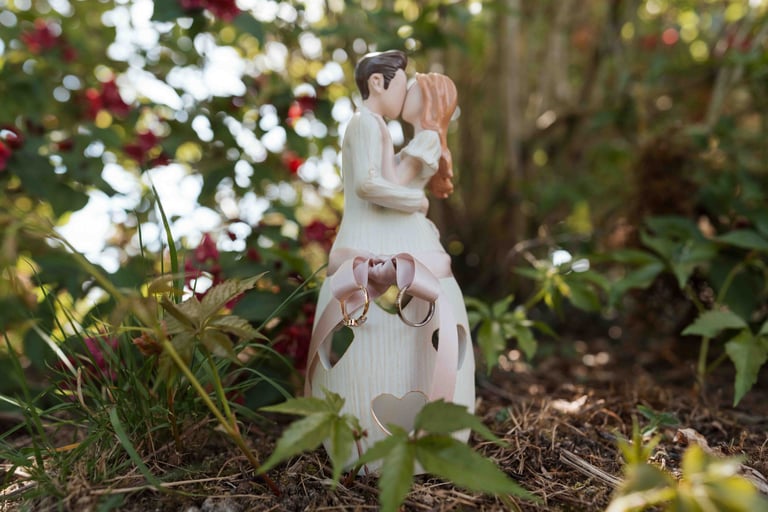 Figurine en céramique pour les bagues de mariage 
