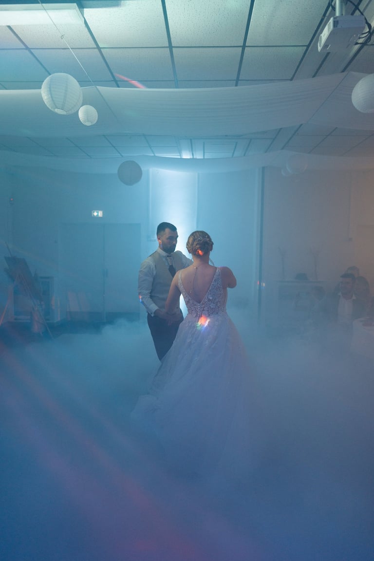 Ouverture de bal à la Villa Bakarat à Feneu le couple danse dans la fumée.