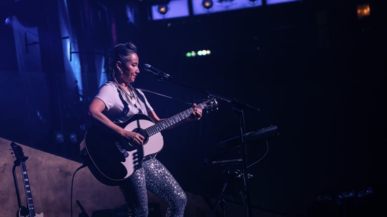 KT playing guitar, KT, Bla Bla Dubai | NBmore