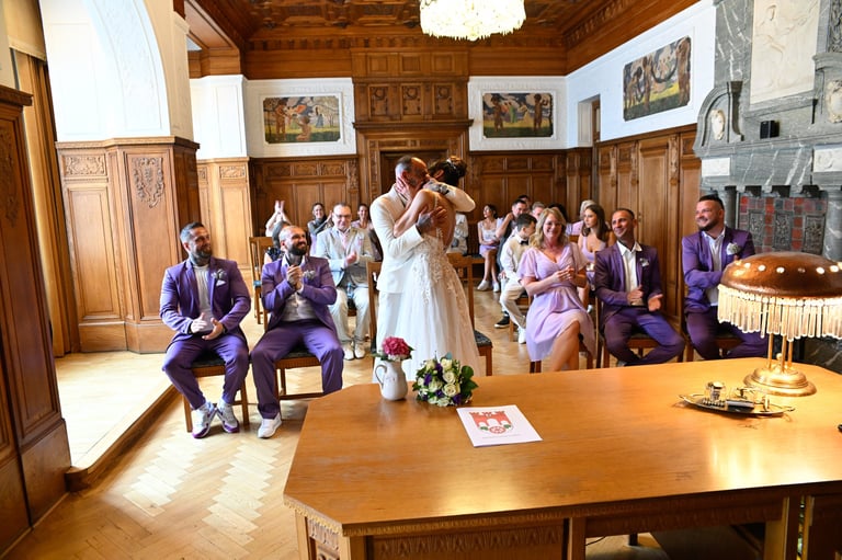 Hochzeitskuss im historischen Trauzimmer in Berlin.