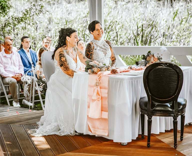 Freie Trauung in der Seelounge Kremmen mit Brautpaar am Hochzeitstisch