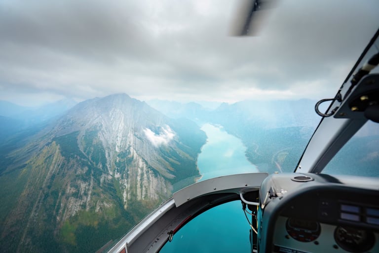 vue des rocheuses canadienne en helicoptere