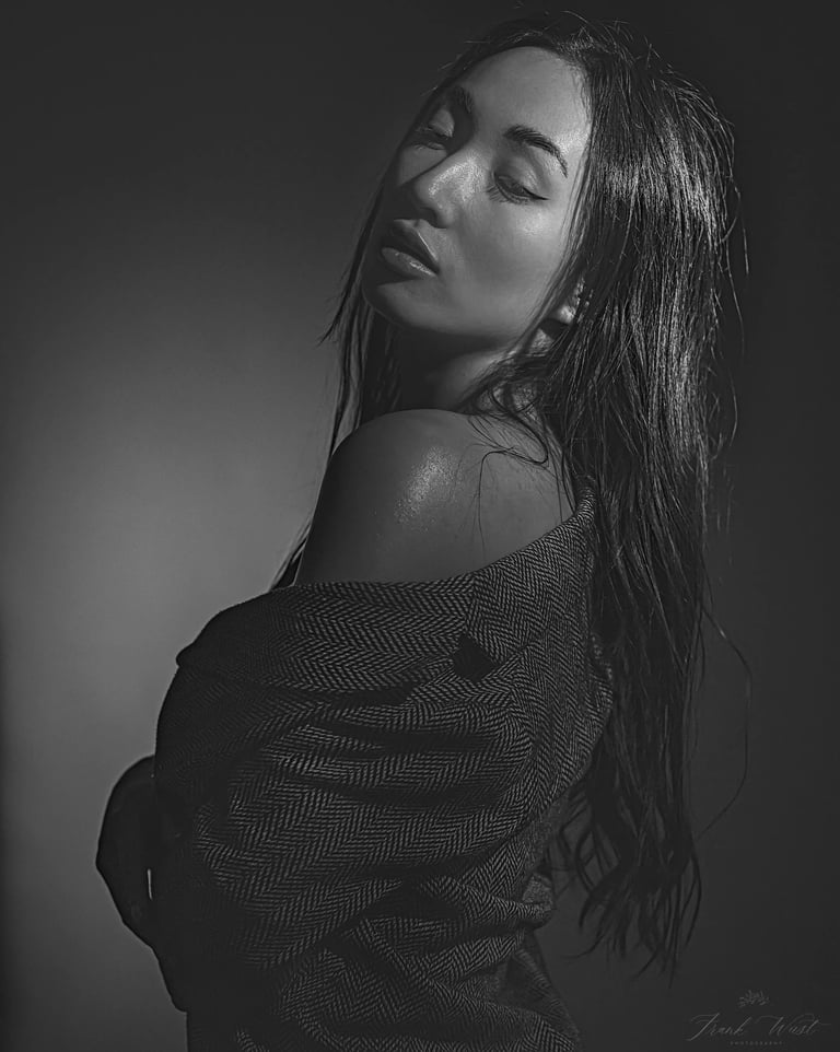 Sinnliches Fineart-Portrait einer Frau im Studio mit seitlichem Licht und emotionalem Ausdruck, fotografiert von LensAndLook.