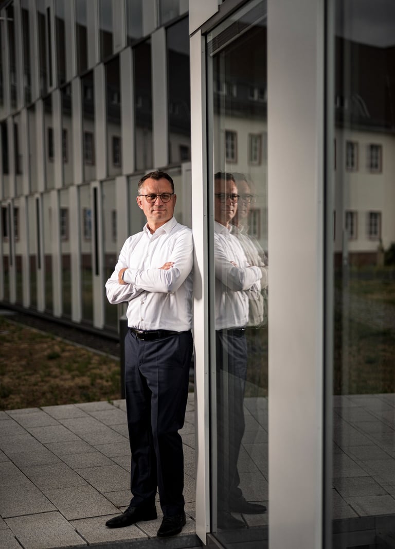 businessportraet-oranienburg-unternehmer-moderne-architektur