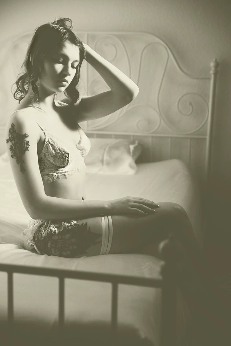 tätowierten Frau in Lingerie, die auf einem Satinbett.