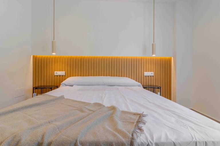 Dormitorio principal de vivienda reformada en Cáceres