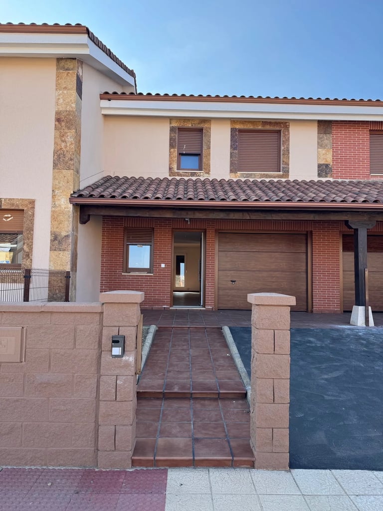 Entrada sin acabar vivienda Residencial Valdeleón