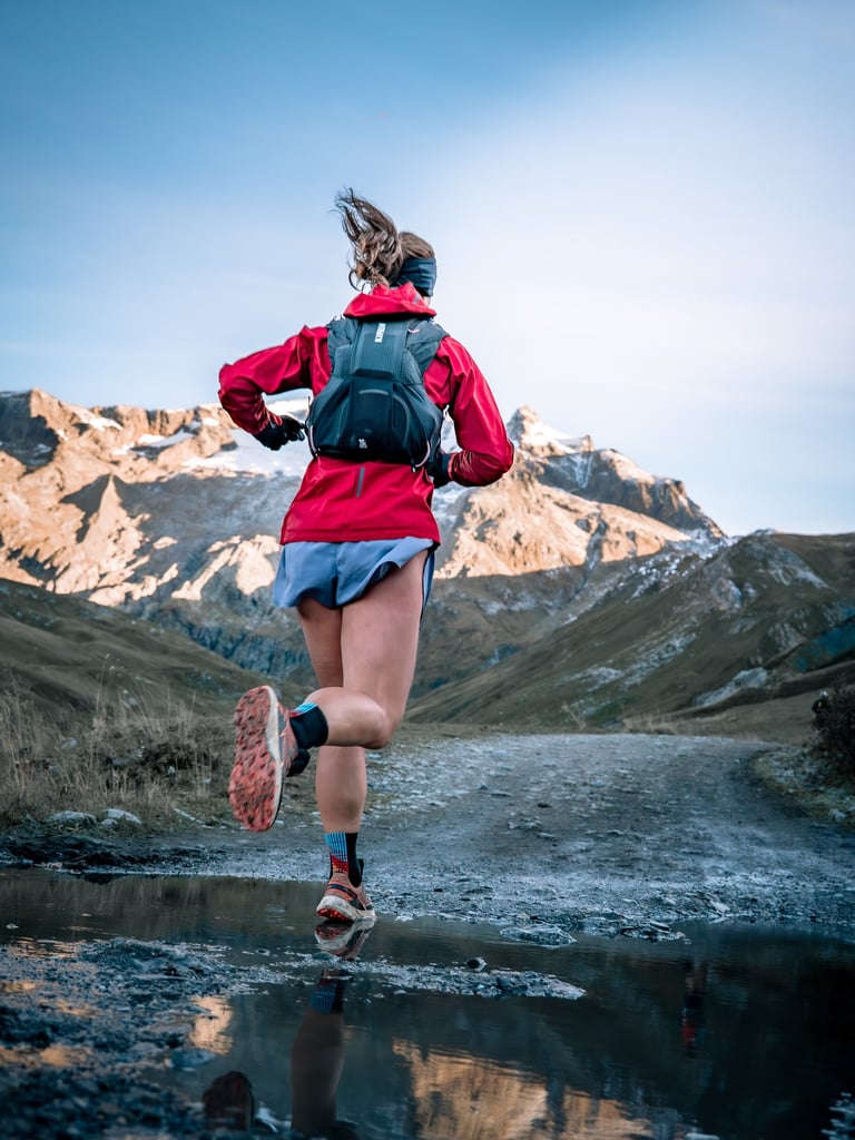 femme en train de courir lors d'un Trail