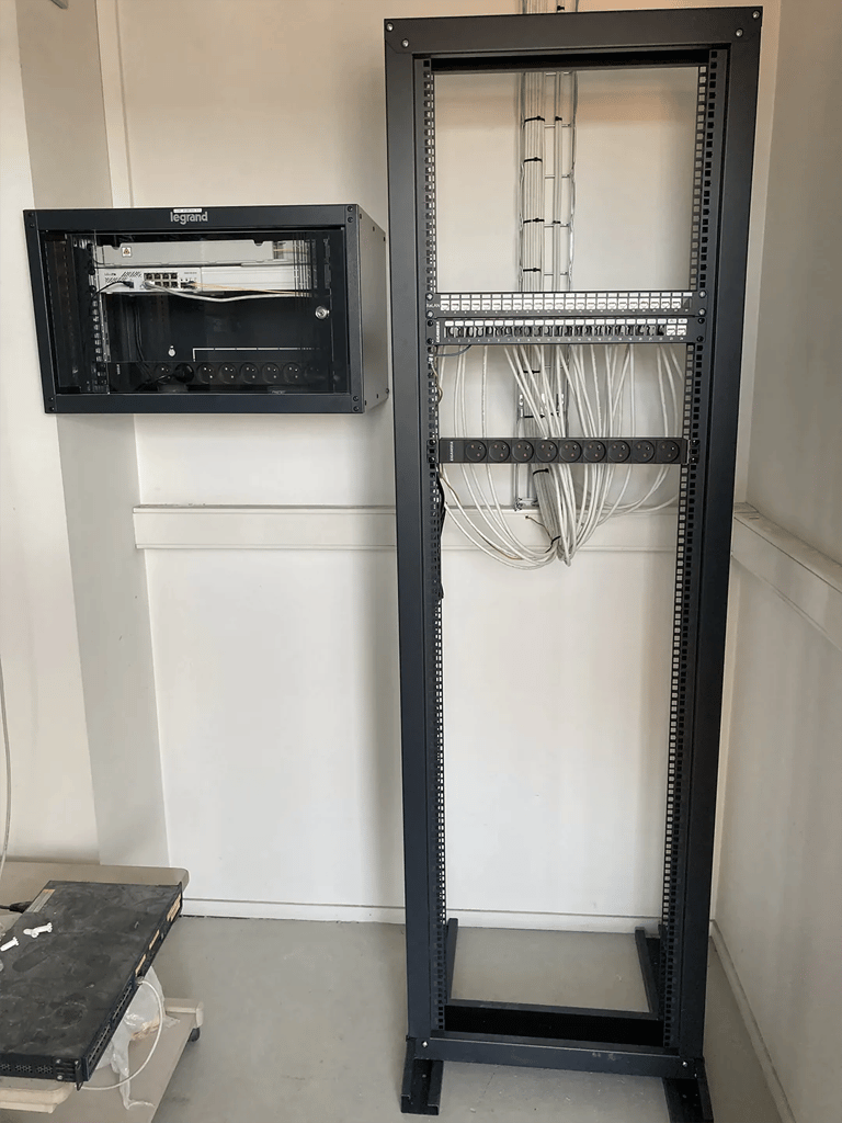 Câblage baie informatique Legrand pour cable internet RJ45 à Angoulême