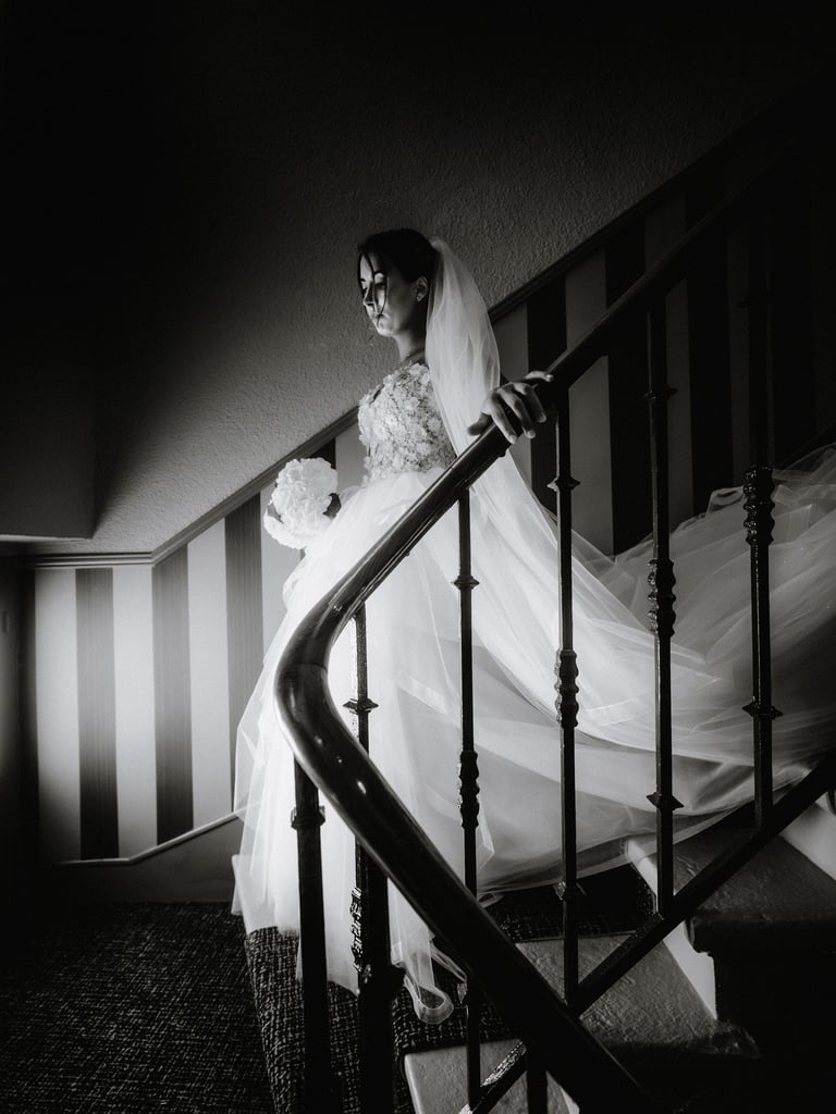 Mariée qui descend les escaliers de l'hôtel