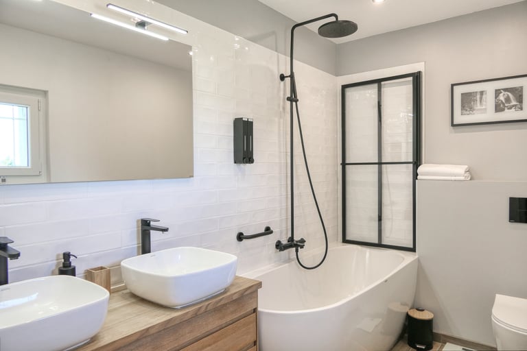 Elegant bathroom in Atlantis villa at Mas l'Encols du Soleil le Vent, Drôme Provençale