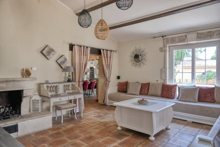 Rustic lounge area at Mas l'Enclos du Soleil le Vent, perfect for restful Provenal evenings