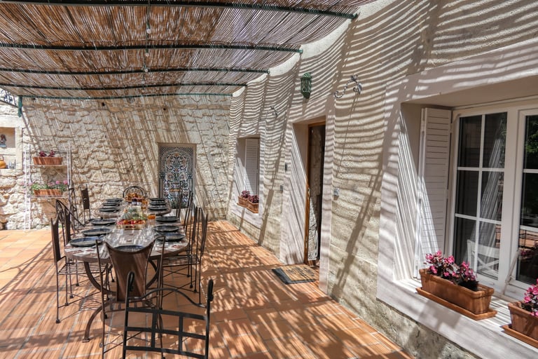 Family gîte in Drôme with outdoor terrace and access to a pool surronded by nature in the mas L'Enclos du Soleil le Vent