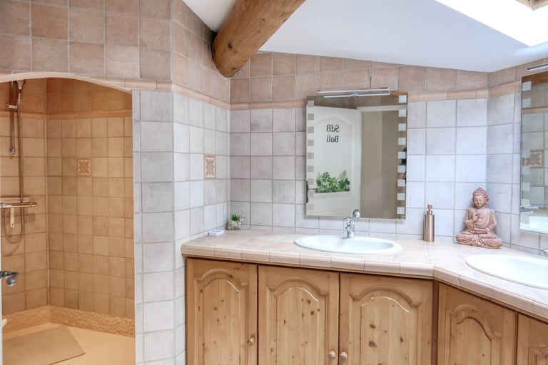 Bali-inspired bathroom in a Drôme Provençale mas, offering an exotic touch to a relaxing stay in l'Enclos du Soleil le Vent