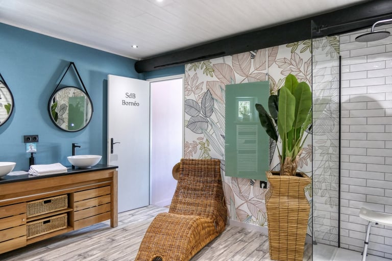 Borneo-inspered bathroom in a luxury Drôme gîte, perfec for relaxation and exotic ambiance