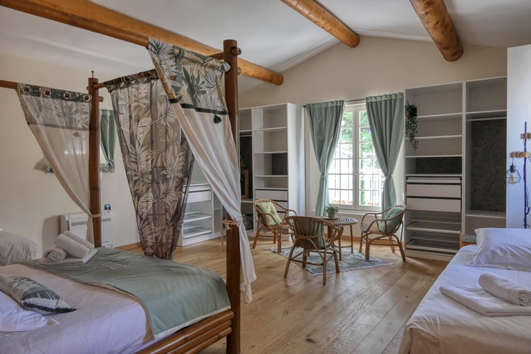Tara guest room overlooking the garden in the mas L'Enclos du Soleil le Vent