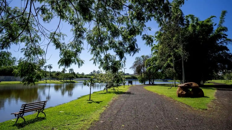 Vista do lago no Condomínio Sun Lake em Londrina. ArchEstate (CRECI 10249-J).