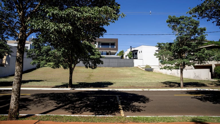 Terreno exclusivo de 1.033m² no Condomínio Sun Lake em Londrina, frente lago. Consultoria por ArchEstate (CRECI 10249-J).