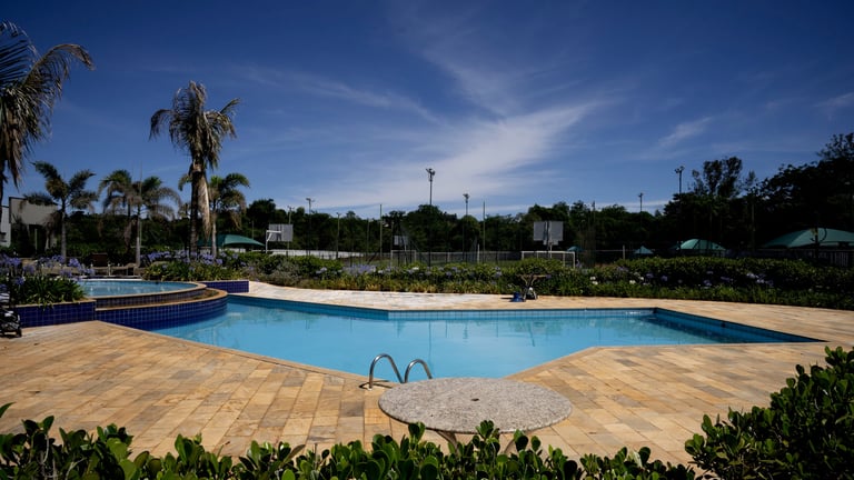 Vista da pisicna no Condomínio Sun Lake em Londrina. ArchEstate (CRECI 10249-J).