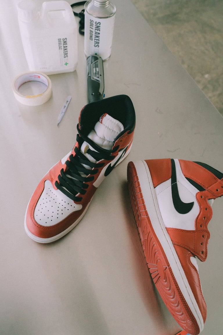 une paire de nike air jordan 1 dont la semelle vient d'etre recollée