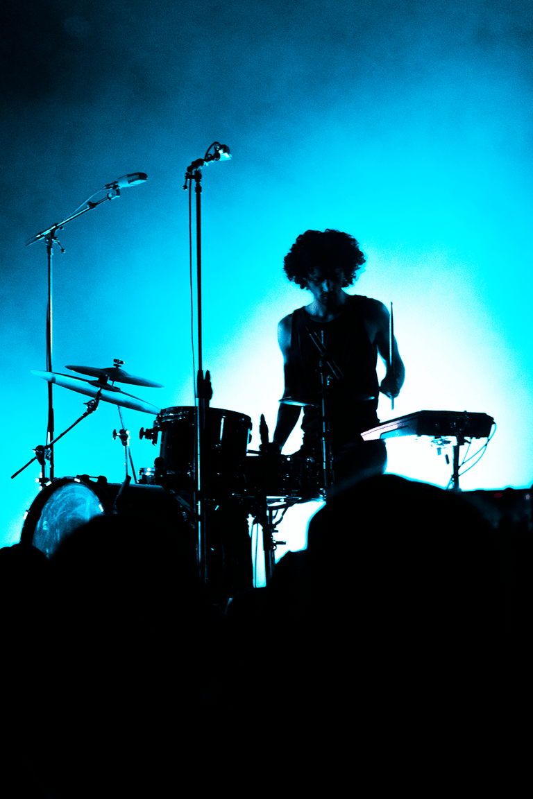 Photographie d'un batteur lors d'un concert  pris en photo par genecis studio photographe à tours