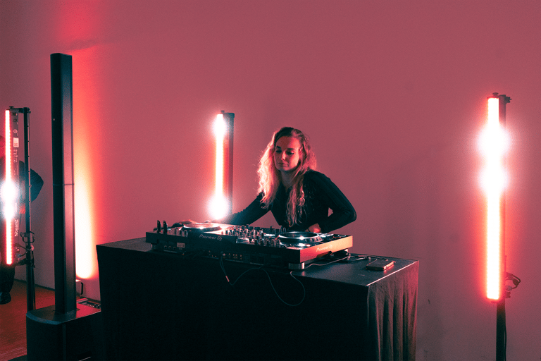 Photographie d'une dj lors d'un evenement pris en photo par l'entreprise genecis studio 