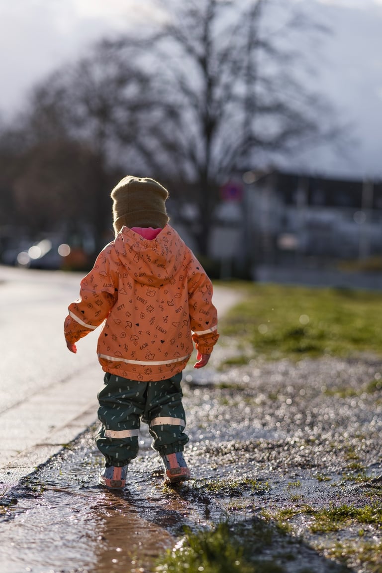 Kind in Pfütze