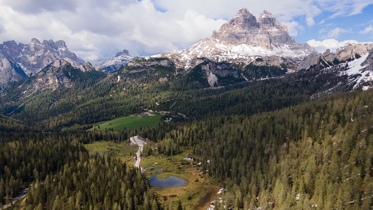 Scatto aereo di paesaggio dolomitico con Tre Cime di Lavaredo