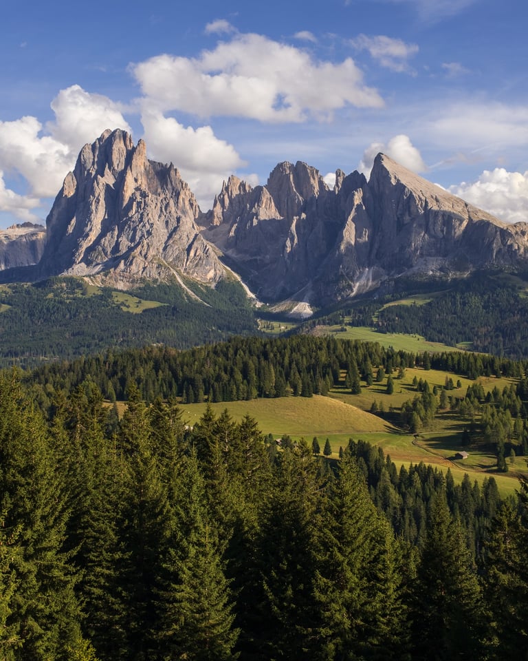Tramonto sull'Alpe di Siusi con Sasso Lungo e Sasso Piatto sullo sfondo