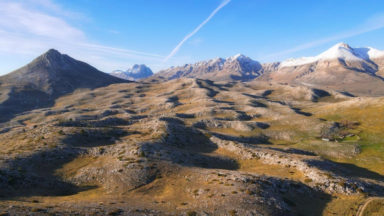 Scatto aereo su Campo Imperatore con vette principali sullo sfondo