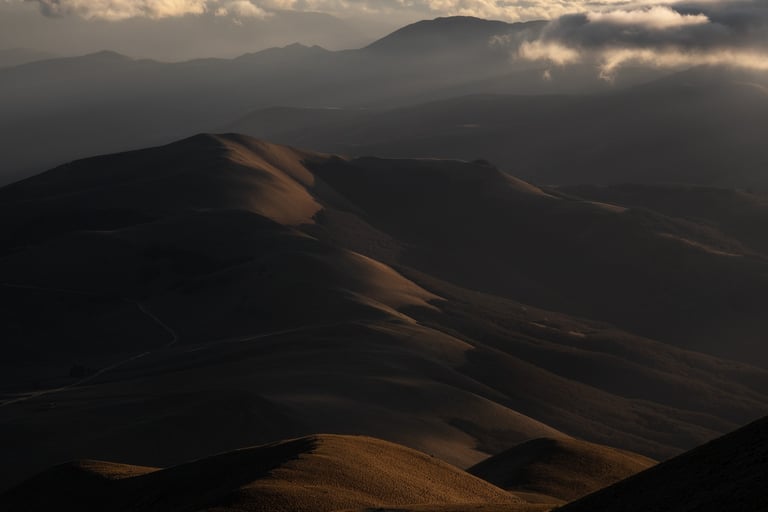 Colli nel Parco dei Monti Sibillini illuminati dal tramonto