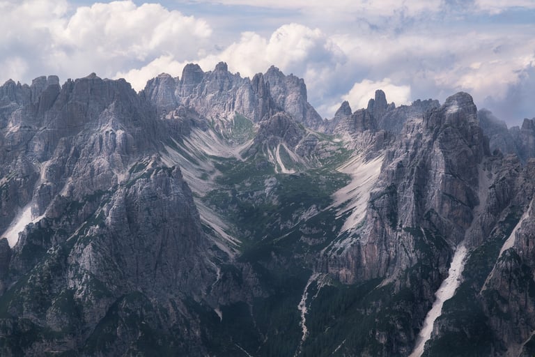 Vista su parte delle Dolomiti Friulane con valle al centro e cielo nuvoloso