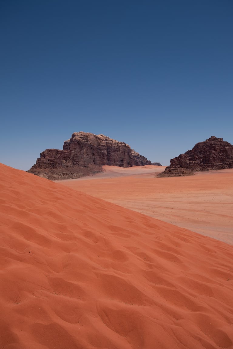 Sabbia rossa del deserto del Wadi Rum e montagne rocciose