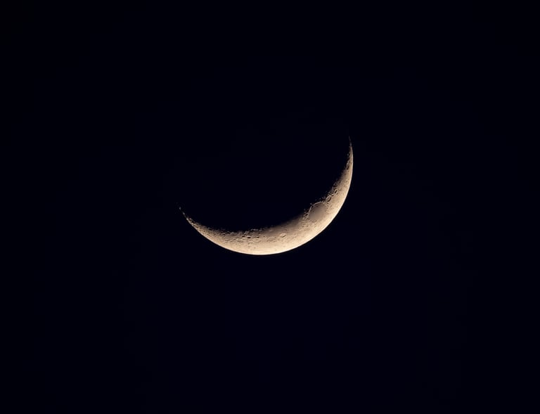 Falce di luna con cielo completamente nero