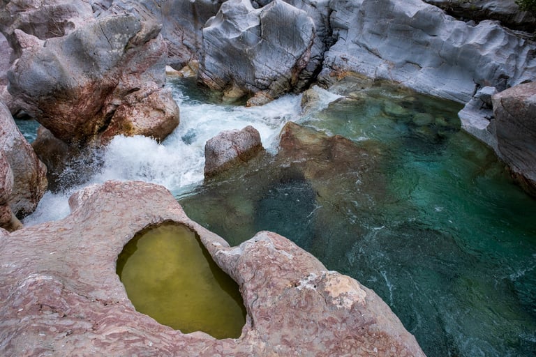 rocce scavate dallo scorrere delle cristalline acque un fiume in Albania