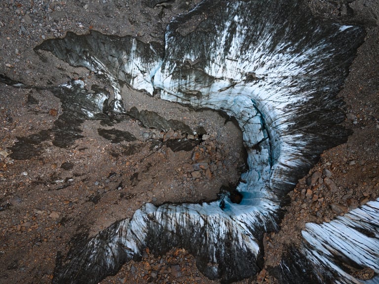 Fotografia aerea di un ghiacciaio ricoperto da detriti