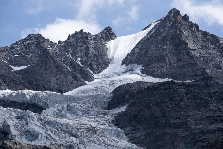 Paesaggio alpino con ghiacciaio e vette