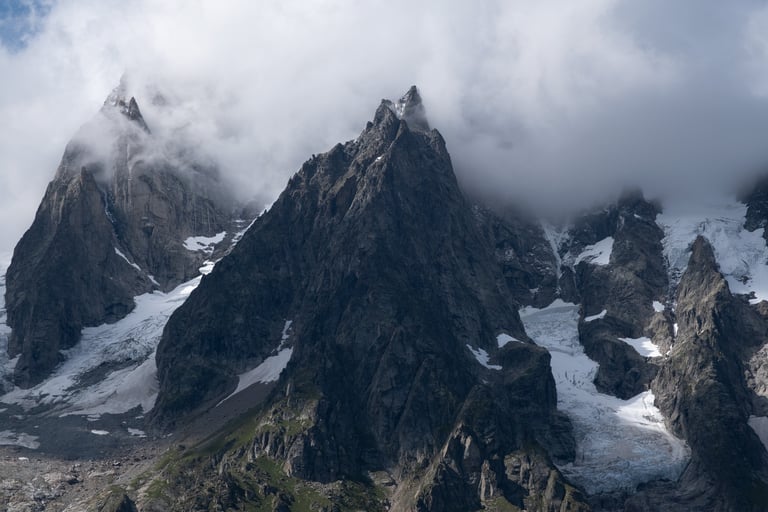 Ghiacciai e vette del Gruppo del Monte Bianco tra le nuvole
