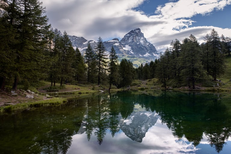 Monte Cervino che si riflette sul Lago Blu al mattino