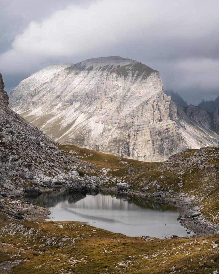 Lago alpino con montagna sullo sfondo