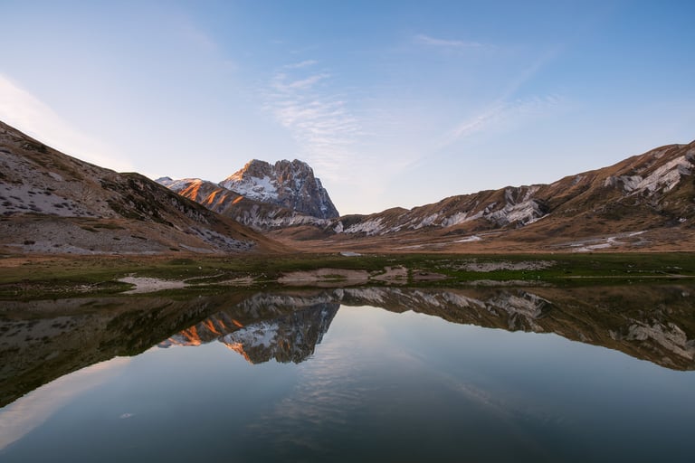 Gran Sasso d'Italia che si riflette sul lago Pietranzoni al tramonto