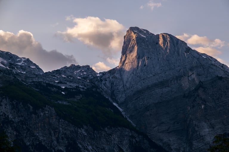 Tramonto illumina una delle vette del Parco Nazionale di Theth in Albania