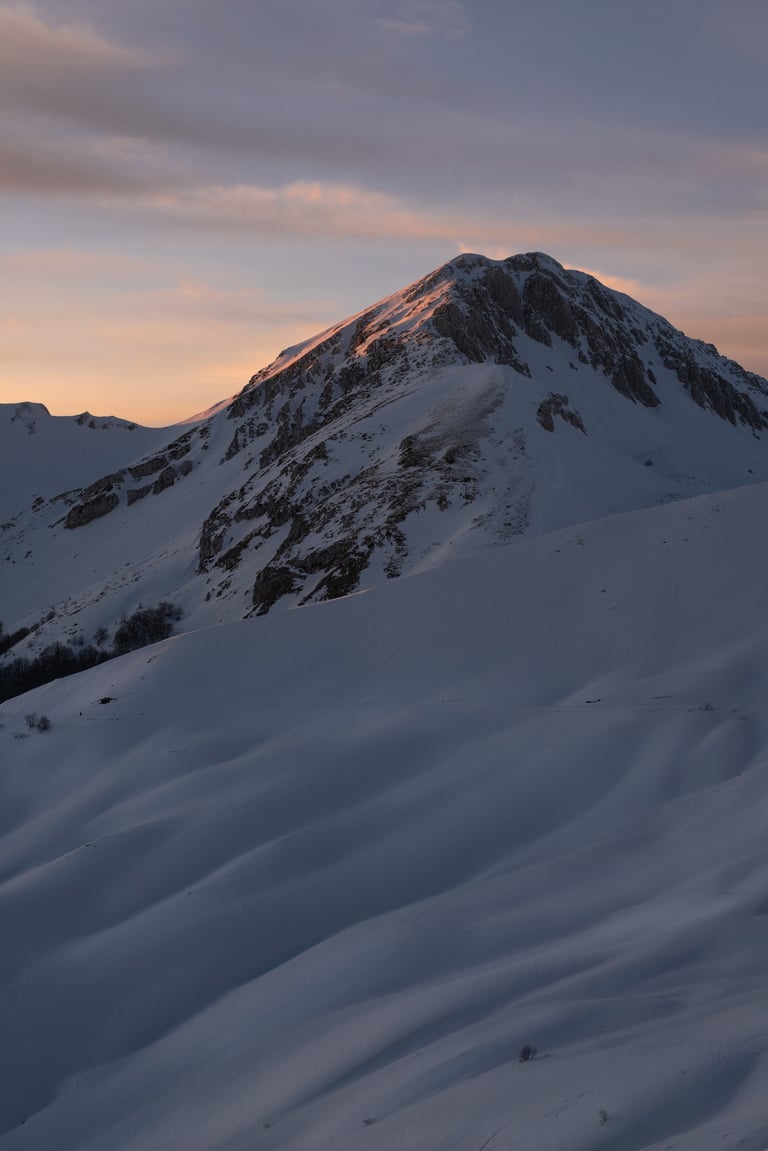 Monte Terminillo innevato e vetta illuminata dal tramonto