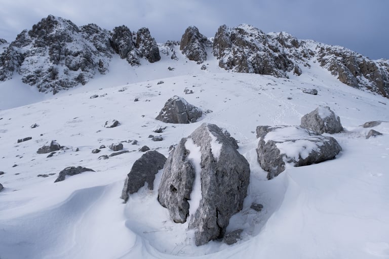 Monte Teminillo innevato e vista sulle sue vette rocciose