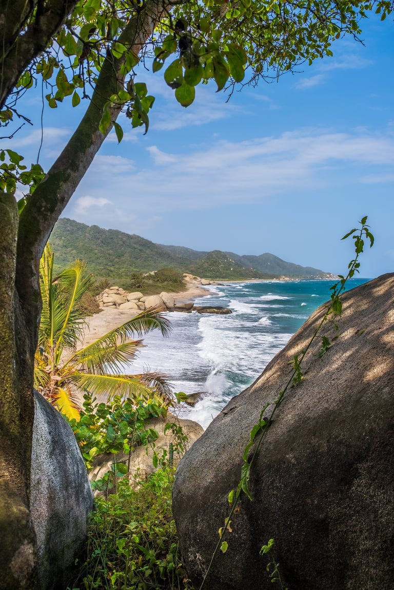 Parco Tayrona in Colombia con vista su oceano con onde