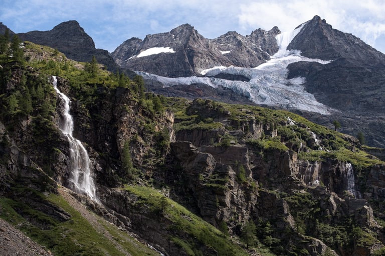 Paesaggio del Parco del Gran Paradiso con cascata, ghiacciaio e vette