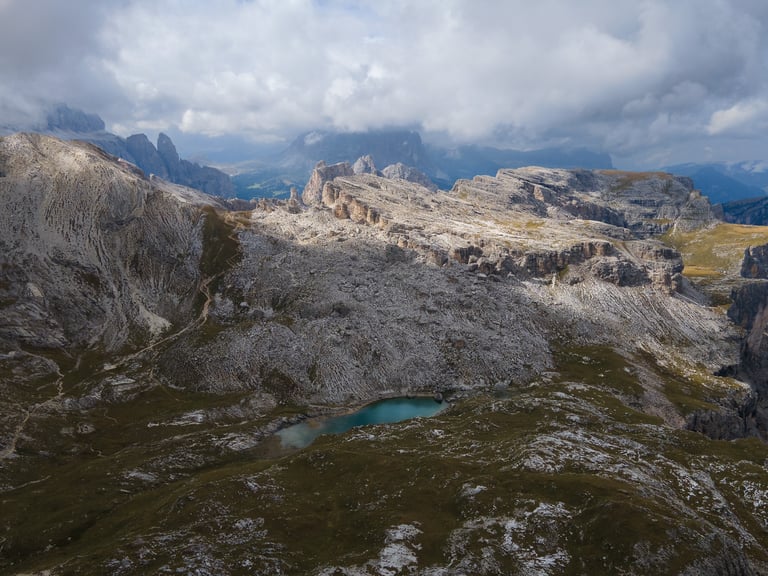 Scatto aereo di paesaggio dolomitico con lago alpino