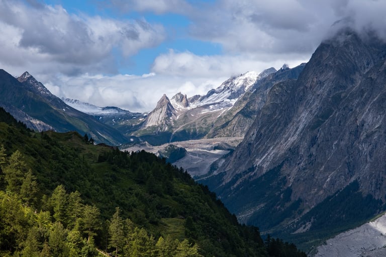 Paesaggio alpino valdostano con vista sulle piramidi calcaree del gruppo del Monte Bianco